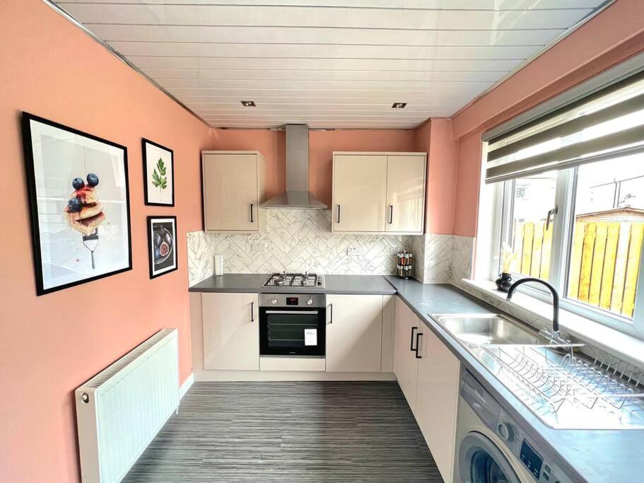 Quirky, Family Home In Glasgow Cardonald المظهر الخارجي الصورة