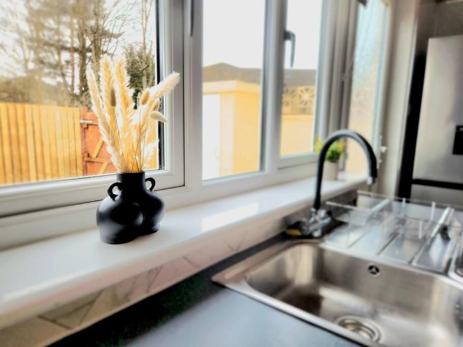 Quirky, Family Home In Glasgow Cardonald المظهر الخارجي الصورة
