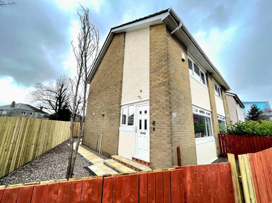 Quirky, Family Home In Glasgow Cardonald المظهر الخارجي الصورة
