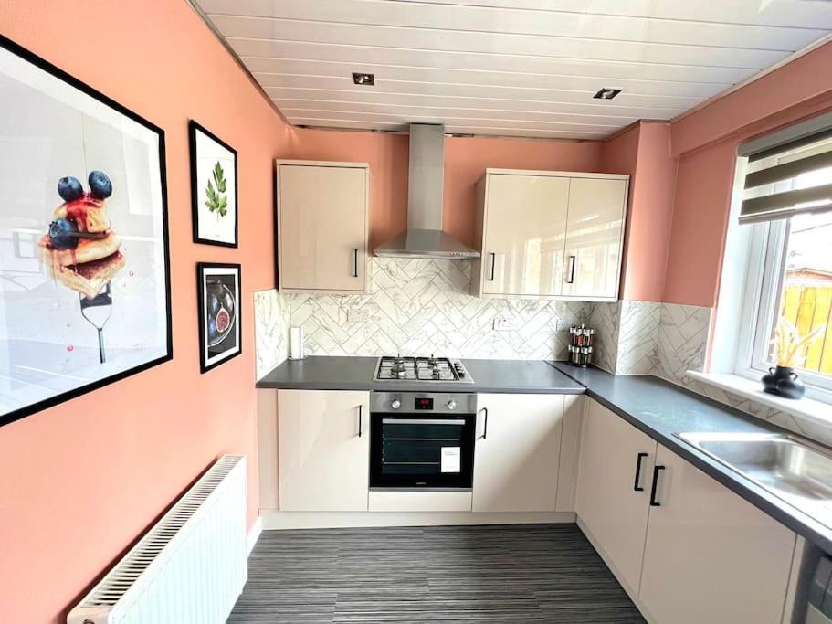 Quirky, Family Home In Glasgow Cardonald المظهر الخارجي الصورة