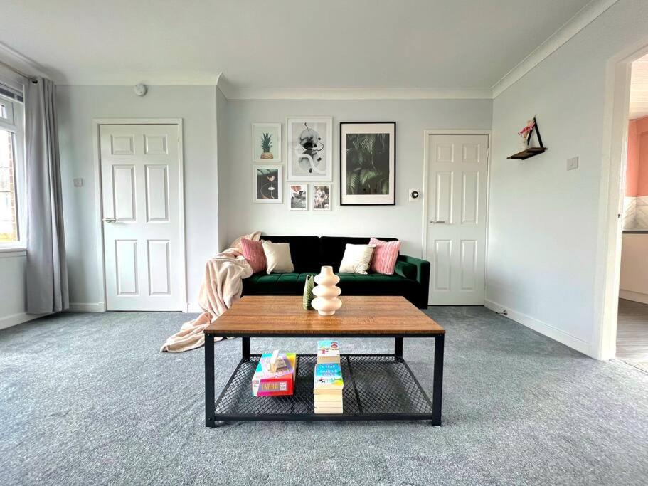 Quirky, Family Home In Glasgow Cardonald المظهر الخارجي الصورة