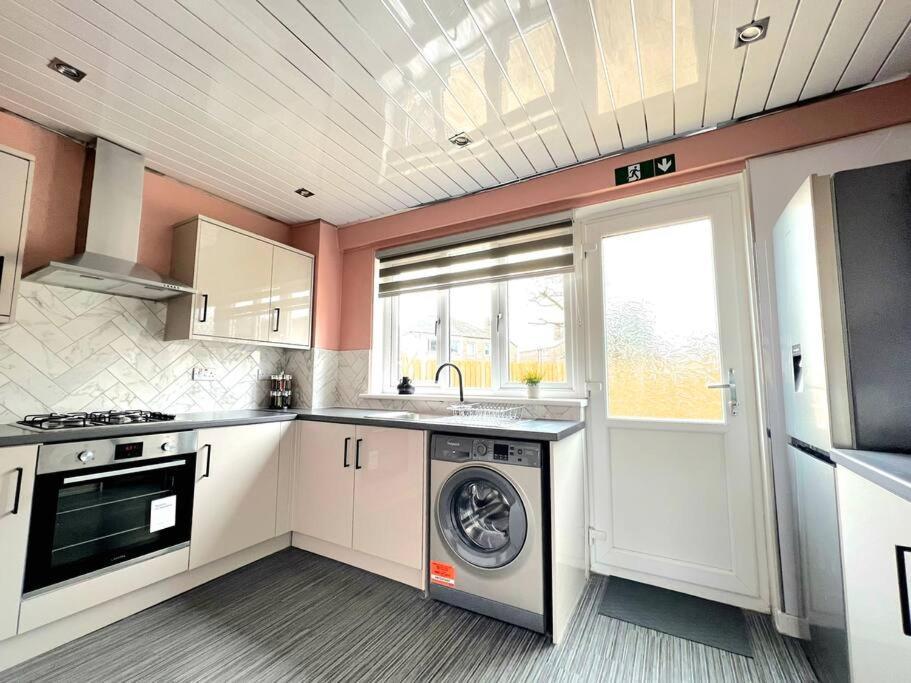 Quirky, Family Home In Glasgow Cardonald المظهر الخارجي الصورة